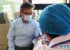 5月27日，来自国家卫生健康委员会医政医管局的援藏干部、中组部医疗人才“组团式”援藏总领队陈虎在献血。（新华网 旦增努布摄）