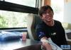  5月27日，来自北京大学人民医院的援藏干部朱志峰在献血。（新华网 旦增努布摄）