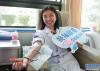  5月27日，来自北京协和医院的援藏专家杨筱在献血。（新华网 旦增努布摄）