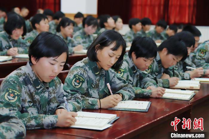 图为西藏军区某合成旅女兵学习勤俭节约知识。　念美多杰供图