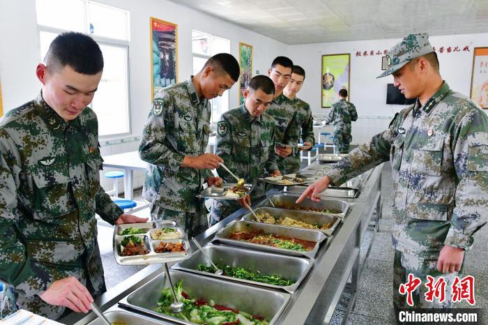 图为西藏军区某合成旅官兵适量打饭，厉行节约。　念美多杰供图
