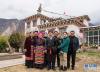 在西藏昌都市芒康县盐井纳西民族乡，昂旺尼玛（中）和家人在家门前合影（2月18日摄）。新华社记者 孙非 摄