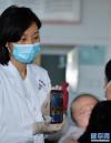  6月1日，在拉萨市人民医院，来自北京的儿科专家（左）帮助一名家长与在北京的儿科专家视频连线。新华社记者 觉果 摄