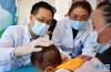 6月1日，在拉萨市人民医院，首都儿科研究所附属儿童医院医生张建昭（左）为一名藏族孩子做检查。新华社记者 觉果 摄