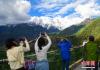 图为游客在大峡谷观景台拍摄南迦巴瓦峰美景。 贡嘎来松 摄