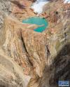  鸟瞰雅拉香布雪山脚下的冰川融水湖（6月4日摄，无人机照片）。新华社记者 洛卓嘉措 摄