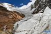 雅拉香布雪山脚下的冰川（6月4日摄）。新华社记者 洛卓嘉措 摄