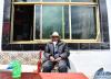 次多杰老人在村里的甜茶馆喝茶（4月25日摄）。新华社记者 晋美多吉 摄