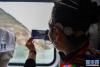 乘客用手机记录沿途风景（6月25日摄）。新华社记者 晋美多吉 摄