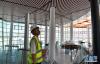 6月30日，施工人员在拉萨贡嘎国际机场T3航站楼内查看工程细节。