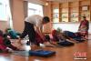 7月6日，西藏自治区拉萨市城关区北京东路一家瑜伽馆内，数名瑜伽爱好者正在练习瑜伽。这家瑜伽馆对老年人实行免费瑜伽教学，受到了当地老人的喜爱。 中新社记者 贡嘎来松 摄