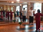 西藏一瑜伽馆对老年人实行免费瑜伽教学