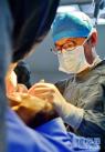 在西藏自治区人民医院手术室，王克明为面部畸形患者做手术（5月11日摄）。 新华社记者 张汝锋 摄