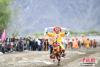 7月18日，在西藏自治区拉萨市曲水县达嘎乡其奴村农民群众身着节日盛装进行赛马和赛牦牛表演欢度“望果节”。