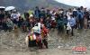 图为西藏自治区拉萨市曲水县达嘎乡其奴村参加“望果节”活动的骑手在进行赛牦牛。贡嘎来松 摄