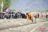 图为西藏自治区拉萨市曲水县达嘎乡其奴村参加“望果节”活动的骑手在进行马术表演。贡嘎来松 摄