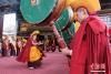 图为9月8日，扎什伦布寺僧人在跳神活动现场。 中新社记者 江飞波 摄