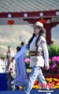 图为当地藏族模特身着“雅鲁藏布”现代藏装服饰进行走秀。贡嘎来松 摄