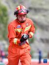 9月15日，消防队员在进行100米消防障碍课目比赛。新华社记者 晋美多吉 摄