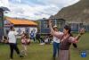 8月11日，人们在拉萨市达孜区一处林卡营地“过林卡”时跳锅庄舞。新华社记者 孙瑞博 摄