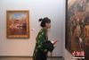 9月26日，“第四届雪域情西藏油画展”在西藏自治区自然科学博物馆举办。此次油画展共展出入选作品80余幅，展期为10天。图为一名参观者在观看作品。 中新社记者 贡嘎来松 摄