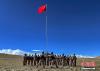 10月1日，西藏军区某旅驻守在海拔4800米的任务分队官兵组织升国旗仪式庆祝国庆节到来。高原战士用最特别的方式，向伟大祖国表达热爱。王述东 摄
