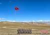 图为西藏军区某旅官兵组织升国旗仪式。 王述东 摄
