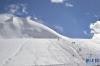 图为游客攀爬廓琼岗日冰川（9月14日摄）。新华网 贡桑央吉 摄（实习生）