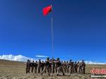西藏官兵在边关战位上升国旗迎国庆