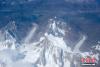 图为10月14日，进藏航班途径冰川上方，冰川脚下为两条冰舌。江飞波 摄