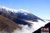 10月23日，西藏自治区察雅县吉塘镇出现壮美的云海景观，山间云海与皑皑雪山交相辉映，宛入仙境。　冉文娟　摄