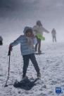 10月28日，7岁的康徐希贝和家人一起参加洛堆峰登山体验活动。孙瑞博 摄