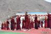 图为西藏佛学院学员正在上体育课。 中新社记者 贡嘎来松　摄