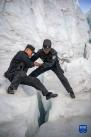 普玛江塘边境派出所的移民管理警察在巡逻途中跨越冰裂缝（11月20日摄）。新华社记者 王沁鸥 摄