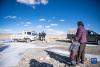 普玛江塘边境派出所的移民管理警察帮助牧民旦增多杰将他的小货车从冰河拖出（11月20日摄）。新华社记者 孙瑞博 摄