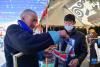 12月10日，在西藏康马县2021年产业竞赛暨冬季物资交流会上，一位老人为家人挑选靴子。新华社记者 张汝锋 摄