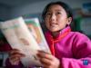陈塘镇小学三年级一班夏尔巴学生旺姆在读课文（11月24日摄）。