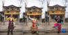 拼版照片：三位陈塘镇的藏戏演员在平时演出的戏台处展示表演时的动作（11月25日摄）。