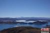 图为从海拔约5000米的鲁日拉观景台俯瞰羊湖。　冉文娟　摄