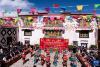 1月26日，活动现场的群众载歌载舞，迎接春节、藏历新年。