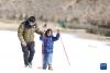 2月19日，家长带着孩子练习滑雪。新华社记者 姜帆 摄