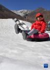  2月19日，小朋友在滑雪场玩耍。新华社记者 觉果 摄
