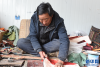 2月24日，曲水俊巴民族手工皮具制作传承人次仁在制作皮具。新华网 旦增努布 摄