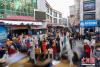 图为拉萨冲赛康市场采购年货的人群。 江飞波 摄