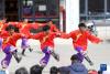 搬迁牧民在搬迁点广场上跳起民族舞蹈，迎接藏历新年（2月28日摄）。新华社记者 姜帆 摄