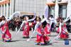 搬迁牧民在搬迁点广场上跳起民族舞蹈，迎接藏历新年（2月28日摄）。新华社记者 觉果 摄