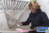 2月27日，堆龙德庆区玉妥村村民其加拉旺在准备新年的糌粑。新华网 旦增努布 摄
