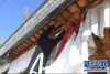 3月2日，乃东区郭沙村村民巴桑在更换大门的香布（一种藏式装饰）。新华网 旦增努布 摄 