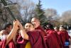 3月7日，西藏扎什伦布寺僧人在立经杆。