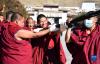3月7日，西藏扎什伦布寺僧人在立经杆。